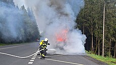 Po�ár osobního automobilu u abertamské k�i�ovatky. Plameny v�z zcela zni�ily....