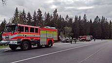 Poár osobního automobilu u abertamské kiovatky. Plameny vz zcela zniily....