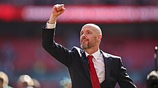 Trenr Manchesteru United Erik ten Hag oslavuje zisk FA Cupu.