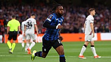 Ademola Lookman slaví svj druhý gól ve finále Evropské ligy proti Leverkusenu.