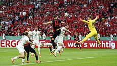 Úto�ník Patrik Schick (14) hlavi�kuje ve finále n�meckého poháru proti...