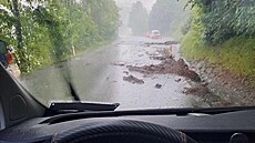 Nesjízdná silnice na Orlickoústecku po prudké pr�tr�i mra�en. (28. kv�tna 2024)