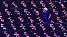 Fanouek New York Rangers bí na své místo v Madison Square Garden.