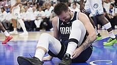 Luka Don�i� z Dallas Mavericks si kontroluje bolavý kotník.