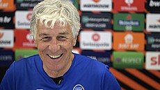 Gian Piero Gasperini, trenér Atalanty Bergamo, se sm�je na tiskové konferenci.