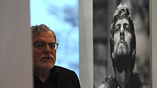 Jan Kaer vedle fotografie, je ho zachycuje ve Vláilov filmu Údolí vel