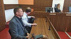 Architekt David Kotek (vlevo) u hradeckého krajského soudu napadl, e Hoice...