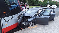 Nehoda osobního auta a tramvaje v Zenklov ulici v Praze (28. kvtna 2024)