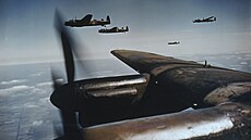 Skupina t�kých bombardér� Lancaster p�i jedné ze svých vále�ných misí v roce...