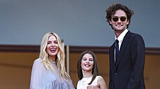 Sienna Millerová, její dcera Marlowe Sturridge a partner Oli Green v Cannes...