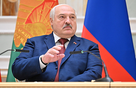 Bloruský prezident Alexander Lukaenko pi návtv Vladimira Putina v Minsku...
