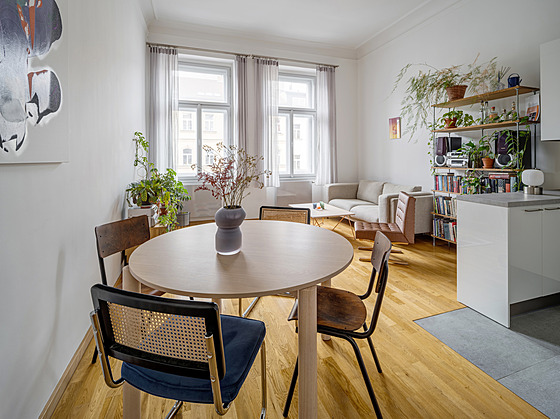 Pro byly (ne)barvy a klasické materiály ve zrekonstruovaném byt v inovním...