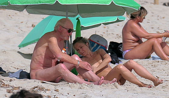 Herec Charles Dance a jeho partnerka Alessandra Masi na nudapláži (květen 2024)