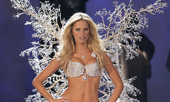 Karolína Kurková na pehlídce Vicotrias Secret v Los Angeles (16. listopadu...