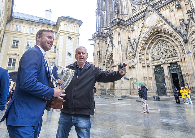 Zlatí hokejisté zamířili na Hrad, cestou se s pohárem fotili s fanoušky i turisty