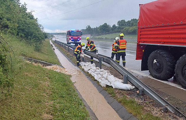 Do Česka dorazily bouřky z Německa. U Olomouce se voda vylila na dálnici