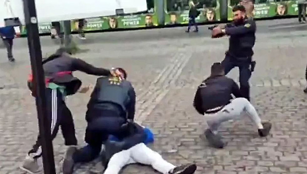 Brutální útok nožem v Mannheimu, policista po něm bojuje o život