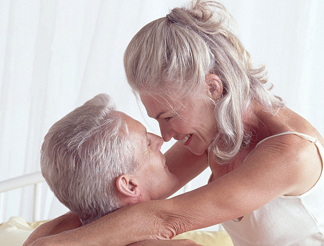 Sex do domovů důchodců. Britský projekt přiznává stáří intimní život