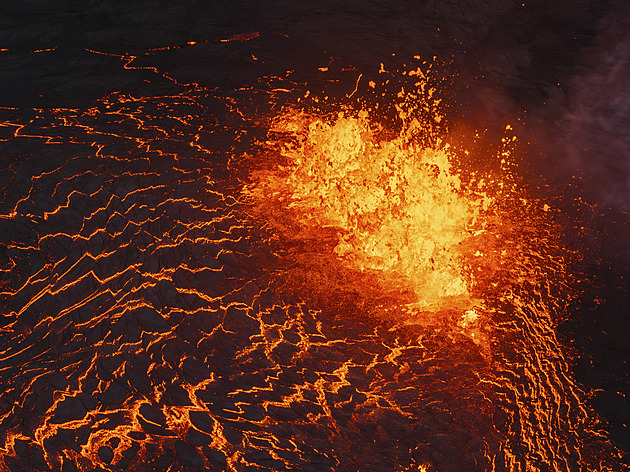 OBRAZEM: Ohnivá fontána a mohutný dým. Na Islandu opět vybuchla sopka