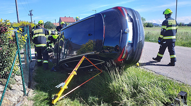 Auto v obci Svatý Jií skonilo v betonovém propustku.