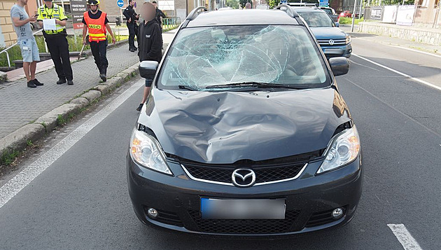 Mladý idi srazil v umperku pecházející enu kousek od pechodu pro chodce.