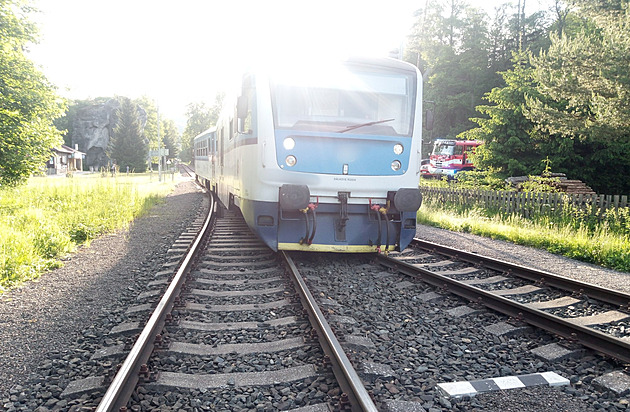 V Adršpachu vykolejil osobní vlak, jen pár metrů od vstupu do skal