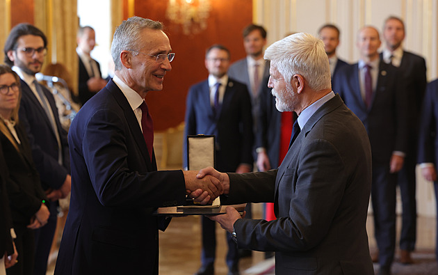 Pavel udělil Stoltenbergovi vyznamenání. Ocenil jeho podíl na prosperitě Česka