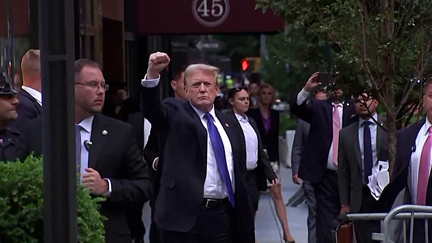 Trump v řetězech. Teď je odsouzený „zločinec“, ale rozhodnou až voliči