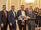 Hokejov mistry svta pijal na Praskm hrad prezident Petr Pavel. S trofej...