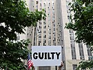 Mu drí plakát ped trestním soudem na Manhattanu po vynesení rozsudku v...