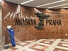 Instalace doplkov cedule k plastice Moskva - Praha ve vestibulu stanice...