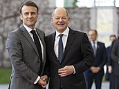 Nmecký kanclé Olaf Scholz a francouzský prezident Emmanuel Macron spolen...