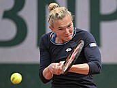 Kateina Siniaková returnuje v zápase druhého kola Roland Garros.