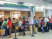 Fronta na kávu Starbucks na letiti v Miami (21. listopadu 2021)