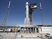 Raketa Atlas V spolenosti United Launch Alliance s kosmickou lodí CST-100...