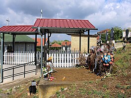 Pompézními hrobkami se pyní hbitov ve vesnici Trnove u Petrovce na Mlav....