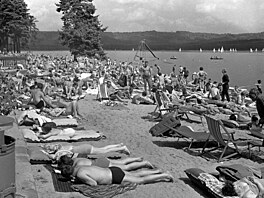 Stovky pracujících ze v�ech kraj� na�í republiky tráví dovolenou na plá�ích u...