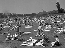 ivot hlavního msta Prahy  pohled na plá podolských lázní. (1953)