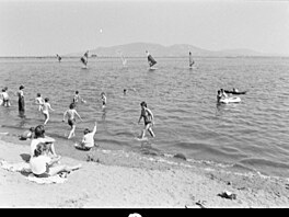 Novomlýnská vodní nádr pod Pálavskými vrchy o víkendu. (1988)