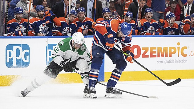 Radek Faksa (vlevo) z Dallasu a Leon Draisaitl z Edmontonu.
