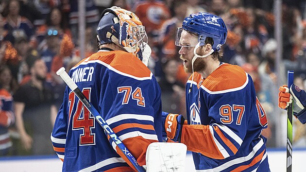 Brank Stuart Skinner (vlevo) a tonk Connor McDavid z Edmontonu oslavuj vhru nad Dallasem.