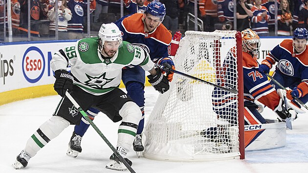 Matt Duchene (vlevo) z Dallasu se tla ped branku Edmontonu. Brn ho Philip Broberg.