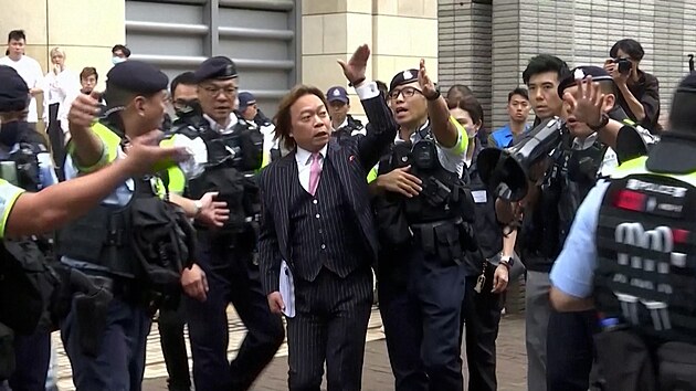 Jeden z astnk soudu s hongkongskmi demokratickmi aktivisty