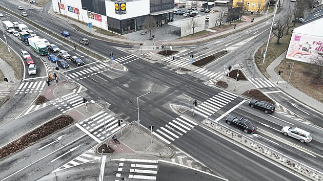 Rekonstrukce kiovatky, vozovky i veejnho osvtlen ve Schweitzerov ulici v Olomouci potrv ti msce. (31. kvten 2024)