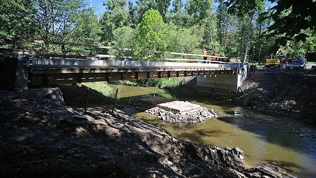 Dva montovan elezn mosty bailey bridge dostalo msto Teb v rmci povlen spojeneck hmotn pomoci.