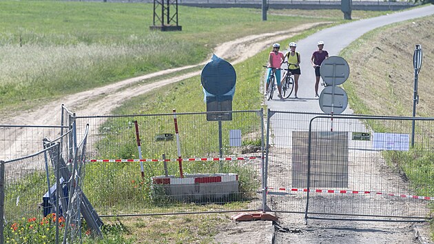 Cyklisty u eky Moravy od prjezdu sekem, na kterm pracuj stavbai, nkdy neodrad ani zkazov cedule a zbrany. (kvten 2024)