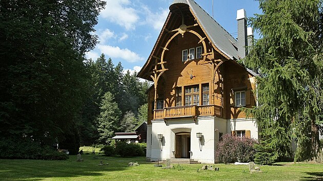 T�i trubky. Nejd��ve tu lovila kn�ata, pak se rekreovali nacisti�t� a komunisti�t� pohlav��i. Objekt v srdci brdsk�ch les� nebyl nikdy p��stupn� lidem, jen ob�as filma��m. Teprve loni se tam otev�elo n�v�t�vnick� centrum CHKO Brdy. V are�lu je expozice o p��rod�, historii i arm�d�.  Pro d�ti je tam h�i�t�.