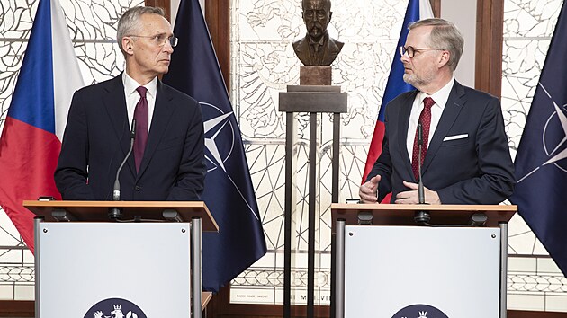 Premir Petr Fiala ped tajemnkem NATO Stoltenbergem ve tvrtek zopakoval, e esko pln zvazek dvou procent vdaj HDP na obranu a bude ho naplovat i v dalch letech. (30. kvtna 2024)