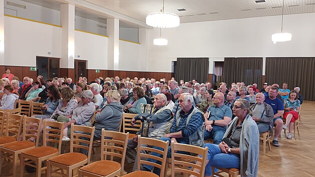 Do kulturnho domu ve Mench-lznch dorazilo na besedu o vtrnch elektrrnch kolem dvou set lid.