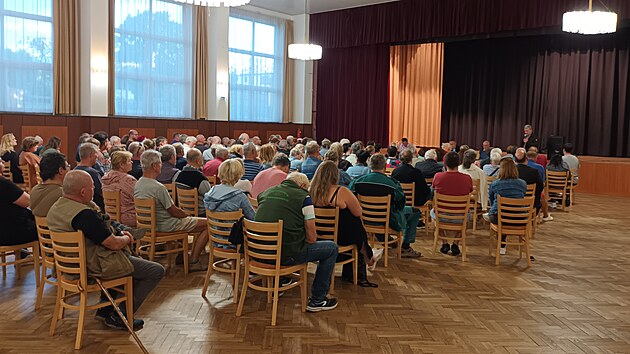 Do kulturního domu ve M�ených-lázních dorazilo na besedu o v�trných...